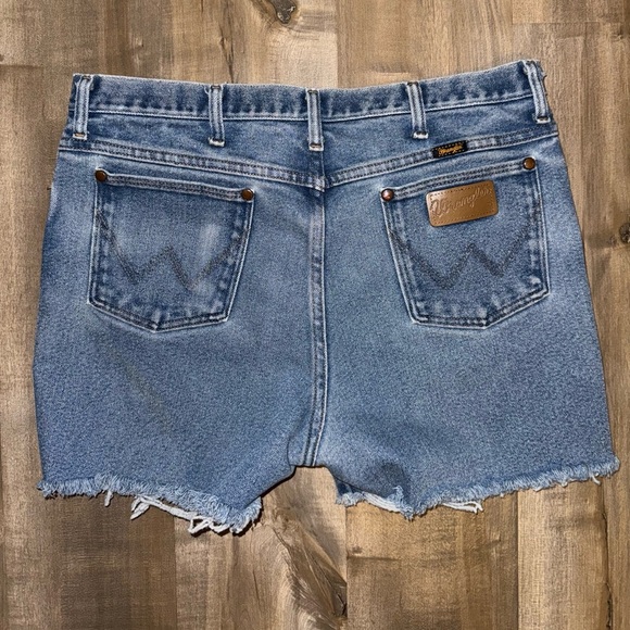 Wrangler Women’s Denim Shorts Size 36x32 - Picture 1 of 7